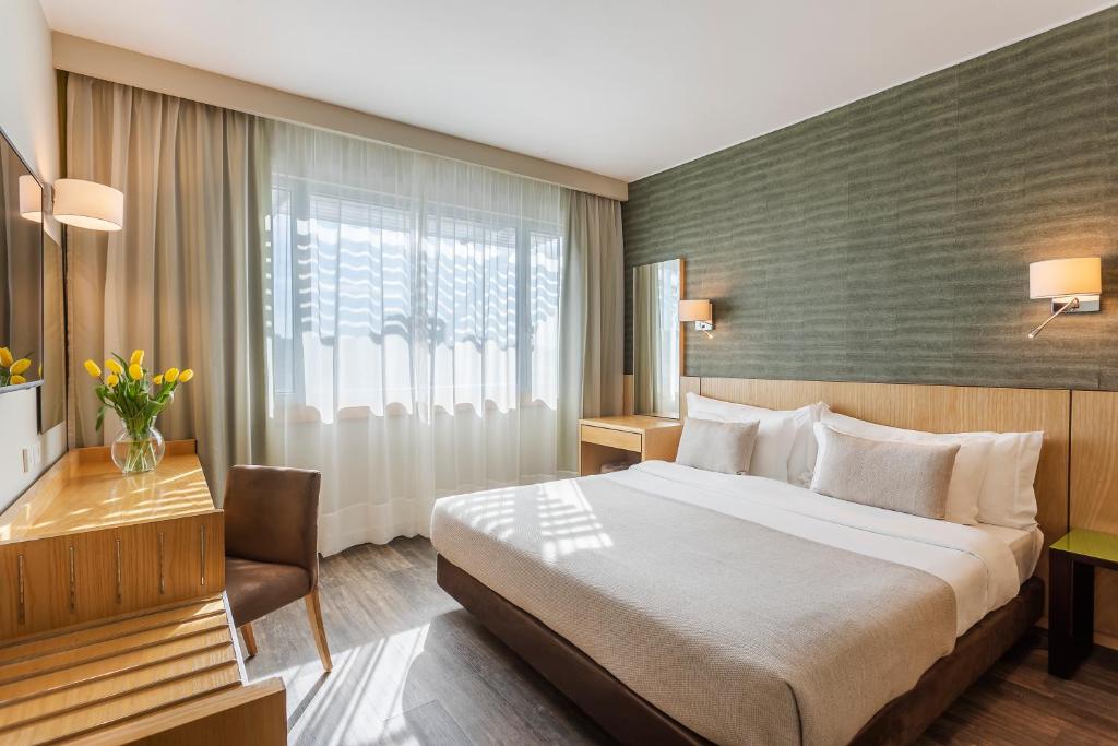 Двухместный (Номер «Комфорт» с кроватью размера «king-size») отеля HF Ipanema Porto, Порту