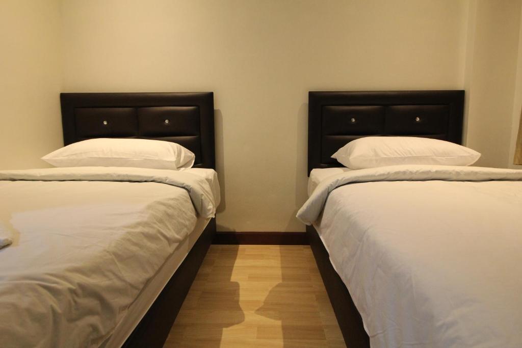 Двухместный (Двухместный номер Делюкс с 2 отдельными кроватями) хостела Chaiwat Guesthouse, Бангкок