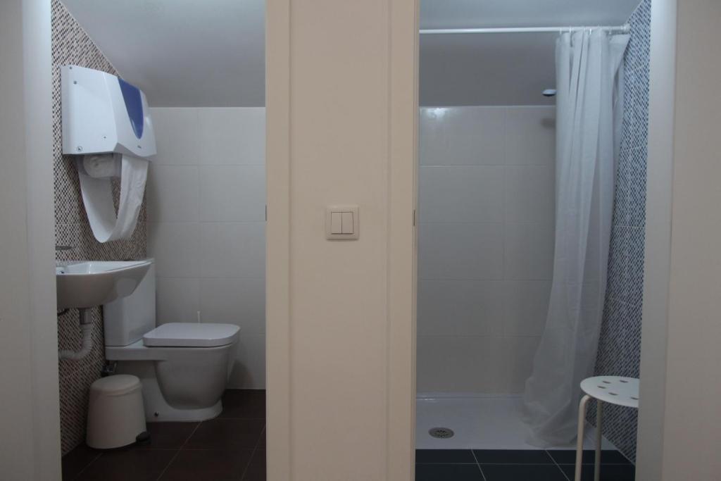 Двухместный (Двухместный номер с 2 отдельными кроватями и общей ванной комнатой) хостела UAU Hostel, Фигейра-да-Фош
