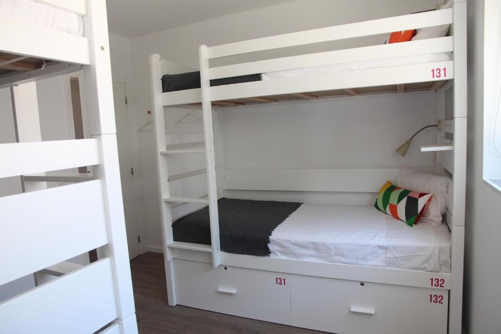 Номер (Односпальная кровать в общем номере с 4 кроватями) хостела UAU Hostel, Фигейра-да-Фош