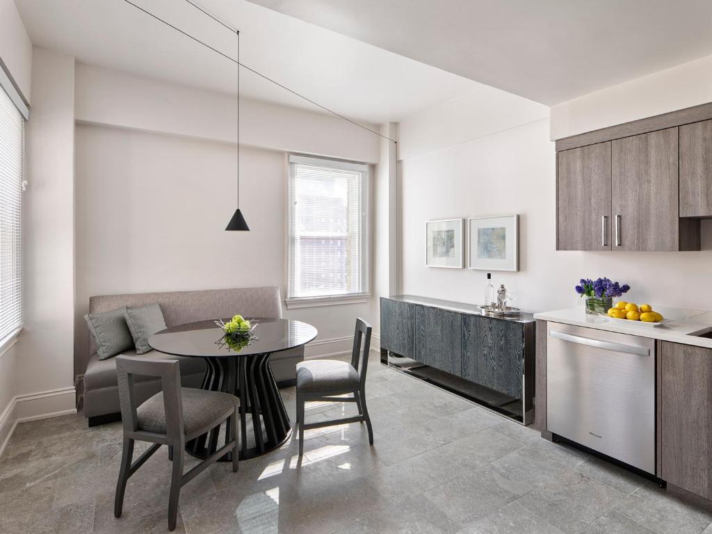 Сьюит (Grand Premium One Bedroom Residence), AKA Rittenhouse Square