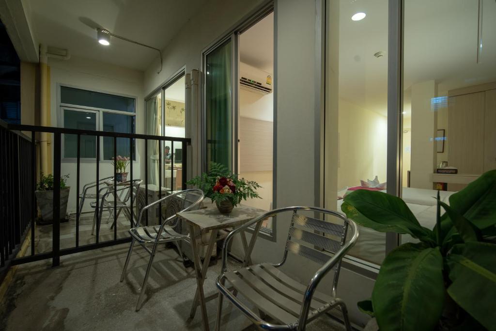 Двухместный (Двухместный номер Делюкс с 2 отдельными кроватями и балконом) отеля VILLA CHA CHA 2, Бангкок