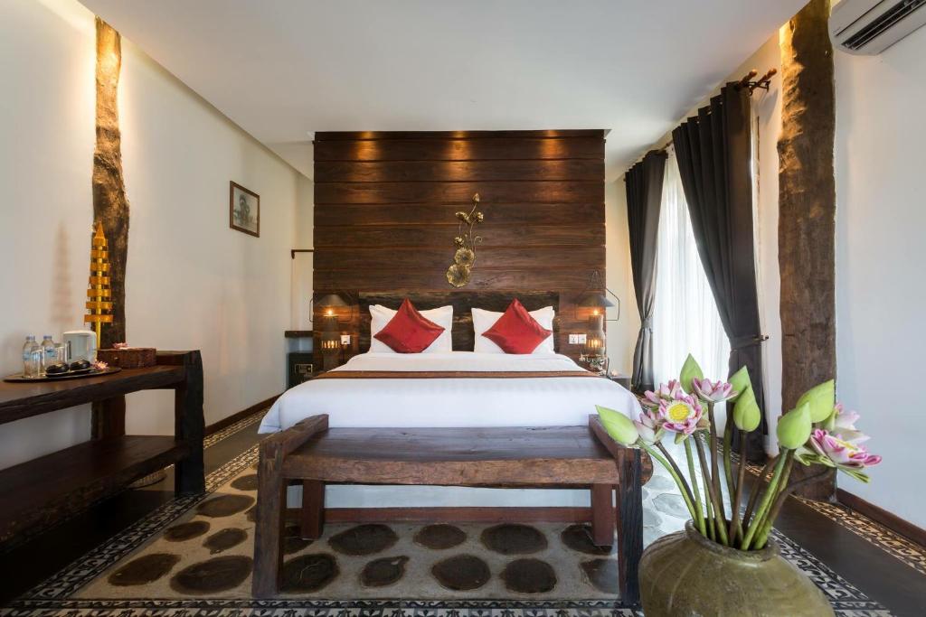 Двухместный (Двухместный номер Делюкс «Премьер» с 1 кроватью и балконом) отеля Java Wooden Villa & Residence, Сием Рип
