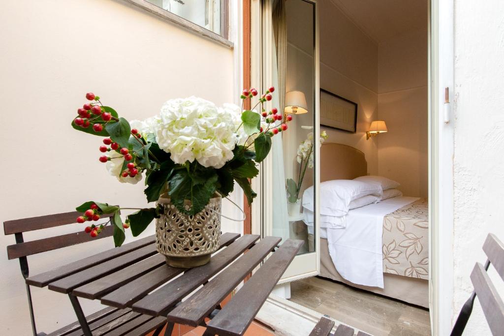 Двухместный (Двухместный номер с 1 кроватью и балконом) отеля Hotel Modigliani, Рим