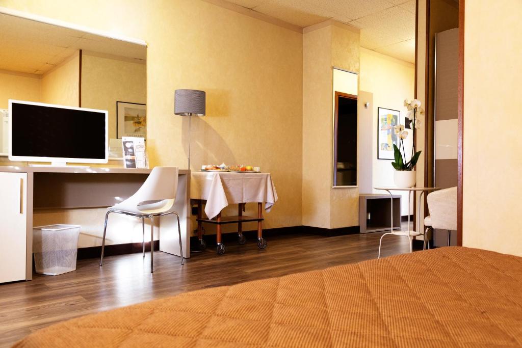 Двухместный (Стандартный двухместный номер с 1 кроватью) отеля Hotel Amadeus, Болонья