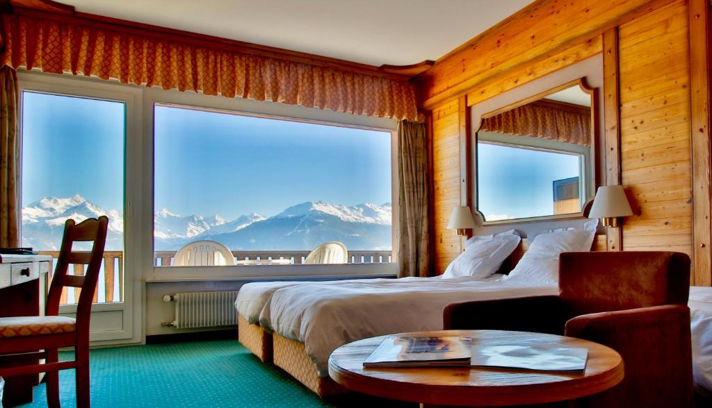 Двухместный (Улучшенный двухместный номер с 1 кроватью и видом на горы) отеля Hotel Restaurant le Mont Paisible Supérieur, Кран-Монтана