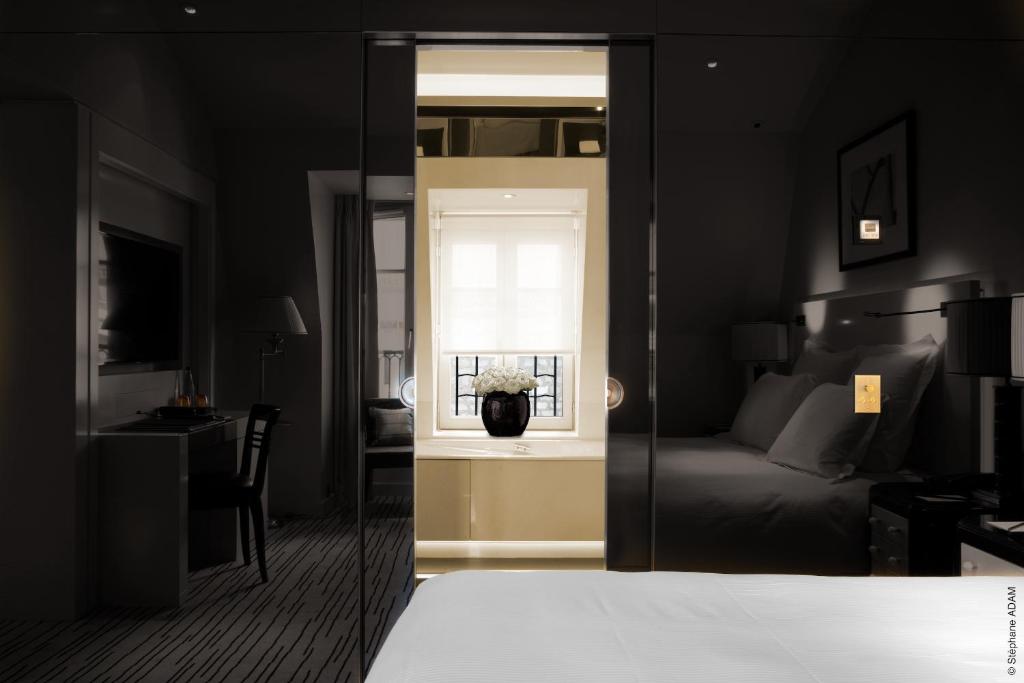 Двухместный (Двухместный номер Делюкс с 1 кроватью) отеля Hotel Montaigne, Париж