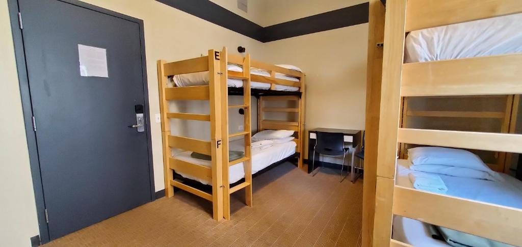 Номер (Кровать в общем 4-местном номере «Премиум» для мужчин) хостела HI Chicago Hostel, Чикаго