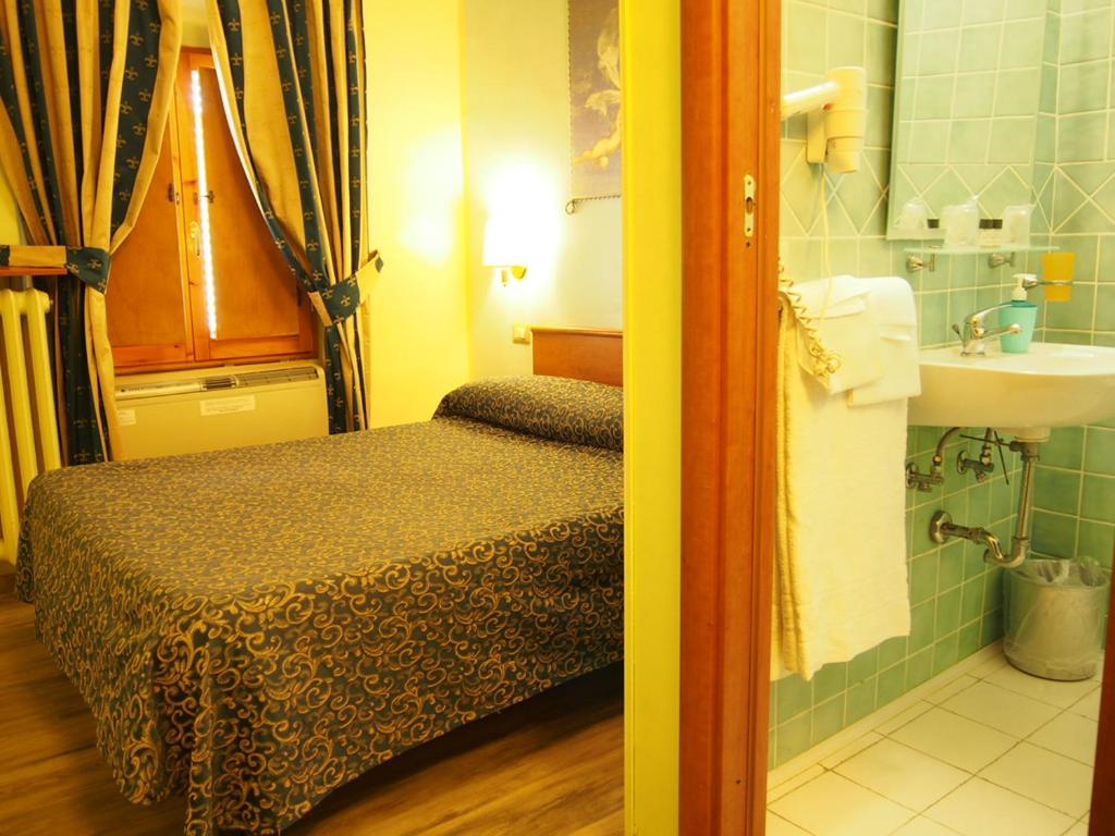 Двухместный (Двухместный номер эконом-класса с 1 кроватью) отеля Hotel Santa Croce, Флоренция