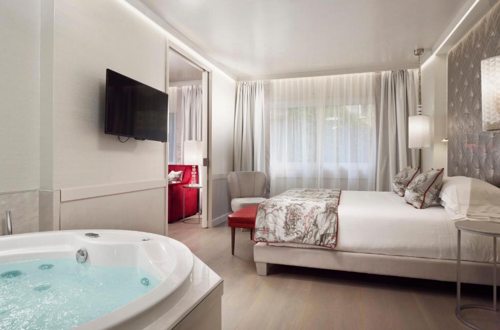 Сьюит (Представительский люкс) отеля Ponte Vecchio Suites & Spa, Флоренция
