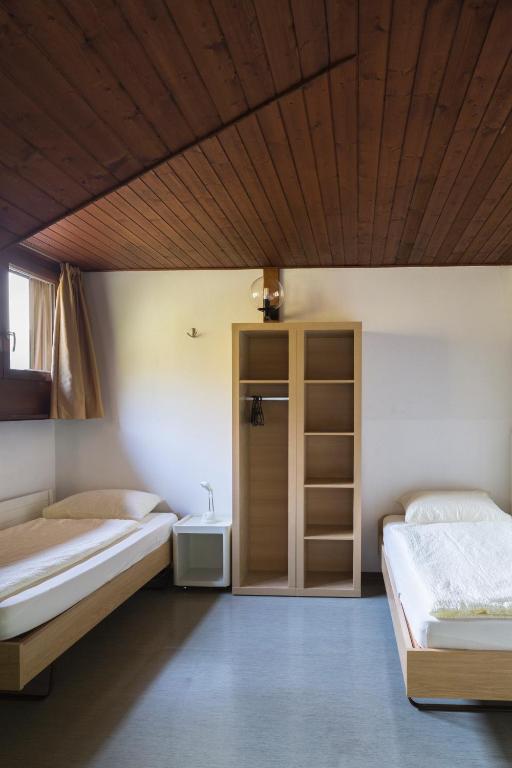Двухместный (Двухместный номер с 2 отдельными кроватями и общей ванной комнатой) хостела Bellinzona Youth Hostel, Беллинцона