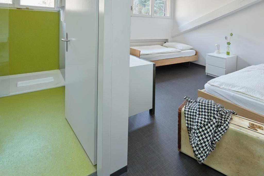 Двухместный (Двухместный номер с 2 отдельными кроватями и собственной ванной комнатой) хостела Bellinzona Youth Hostel, Беллинцона