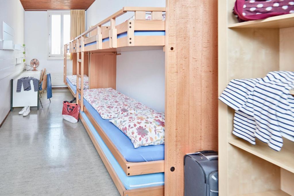Четырехместный (Четырехместный номер с общей ванной комнатой) хостела Bellinzona Youth Hostel, Беллинцона