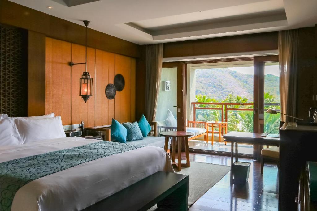 Двухместный (Улучшенный номер с видом на океан) курортного отеля Anantara Sanya Resort & Spa, Санья