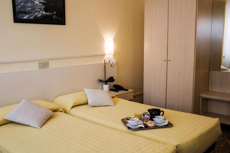 Двухместный (Двухместный номер с 1 кроватью или 2 отдельными кроватями, общая ванная комната) отеля Hotel Santa Lucia, Венеция