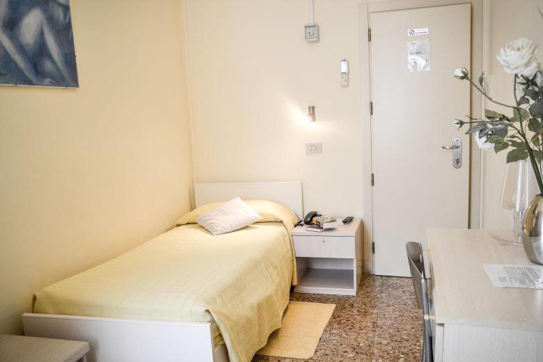 Одноместный (Одноместный номер с общим душем и туалетом) отеля Hotel Santa Lucia, Венеция