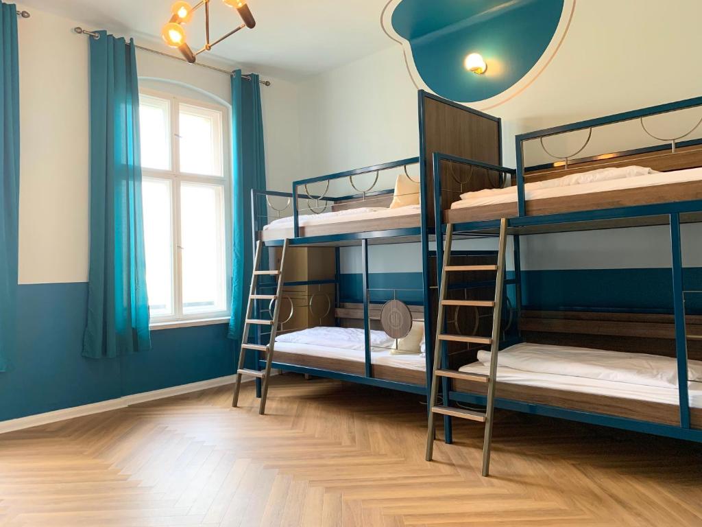 Номер (Кровать в 8-местном общем номере для мужчин и женщин с собственной ванной комнатой) хостела Grand Hostel Berlin, Берлин