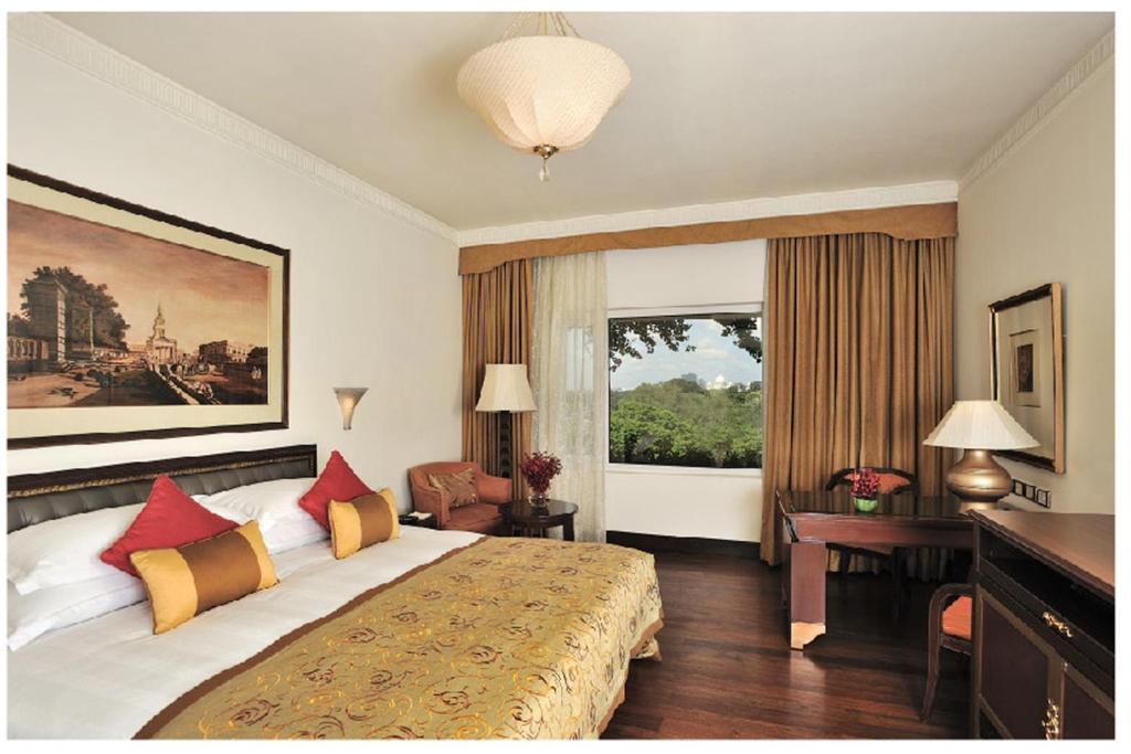 Четырехместный (Deluxe Room Various View  King Bed) отеля Taj Bengal, Калькутта