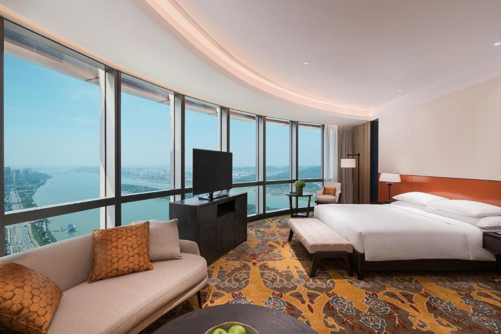 Двухместный (Клубный номер Делюкс с кроватью размера «king-size» и видом на реку) отеля Grand Hyatt Changsha, Чанша