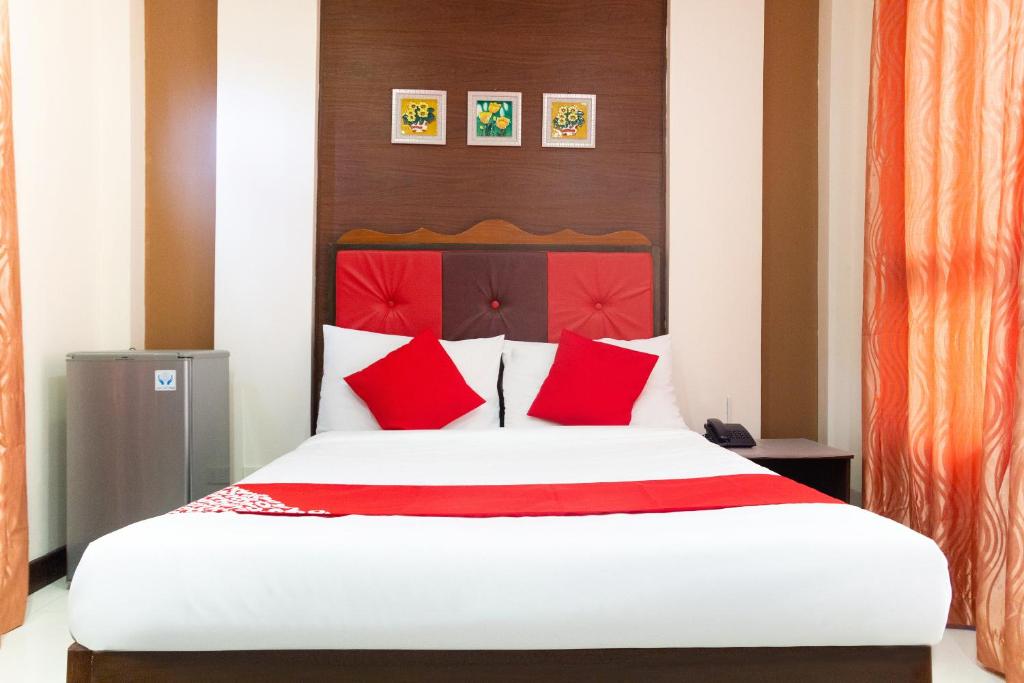 Двухместный (Двухместный номер Делюкс с 1 кроватью) отеля OYO 153 Monclaire Suites, Давао