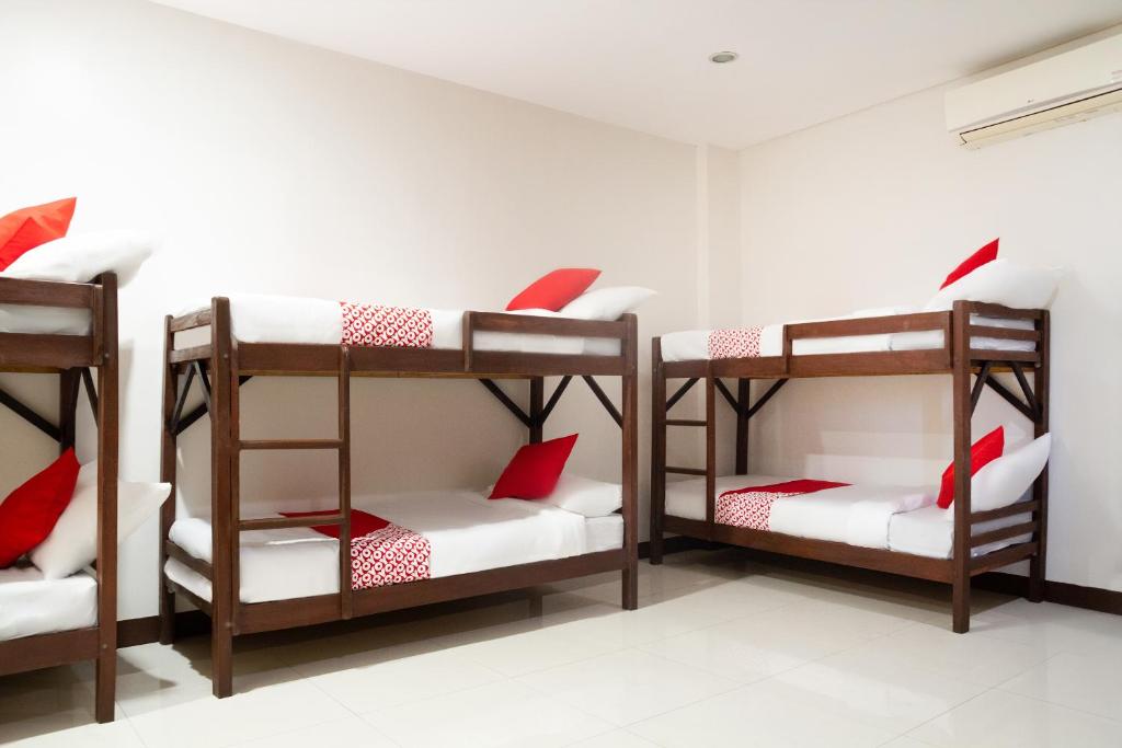 Номер (Общий шестиместный номер для мужчин и женщин) отеля OYO 153 Monclaire Suites, Давао