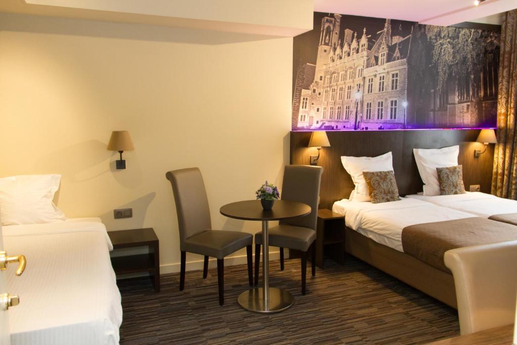Трехместный (Улучшенный трехместный номер) отеля Golden Tree Hotel, Брюгге