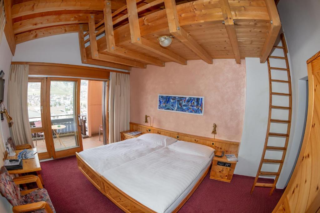 Двухместный (Двухместный номер с двуспальной кроватью и дополнительной кроватью) отеля Hotel Mira Val, Флимс