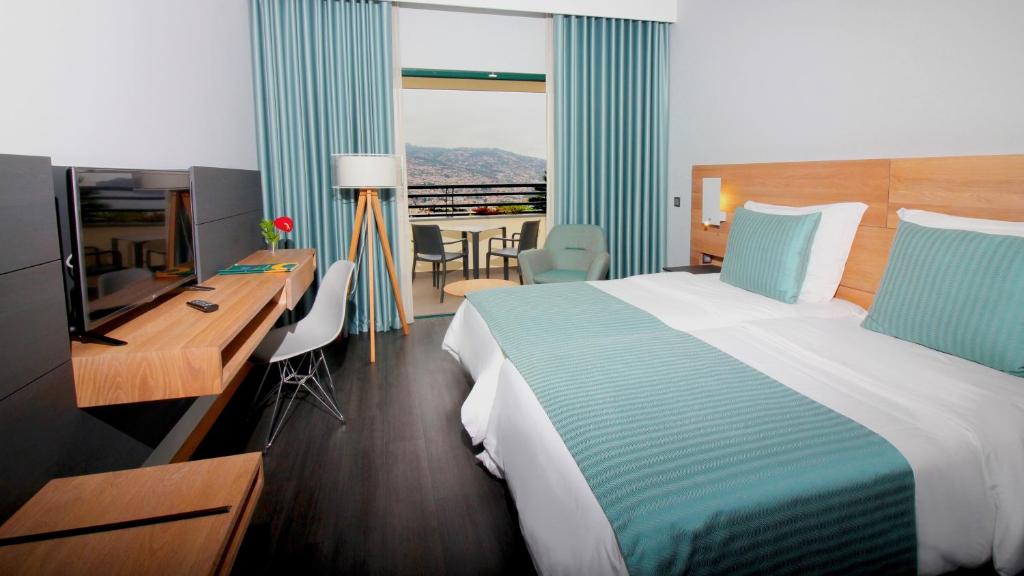 Двухместный (Улучшенный двухместный номер с 1 кроватью или 2 отдельными кроватями и видом на море) отеля Madeira Panorâmico Hotel, Фуншал