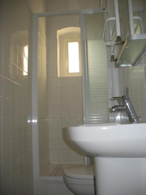 Одноместный (Одноместный номер с собственной внешней ванной комнатой) апарт-отеля Apartamenty Pomarańczarnia, Познань