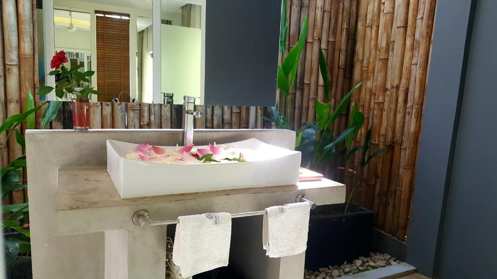 Вилла (Двухместное бунгало Делюкс с 2 отдельными кроватями, вид на сад) отеля Sahaa Beach Resort, Сиануквиль