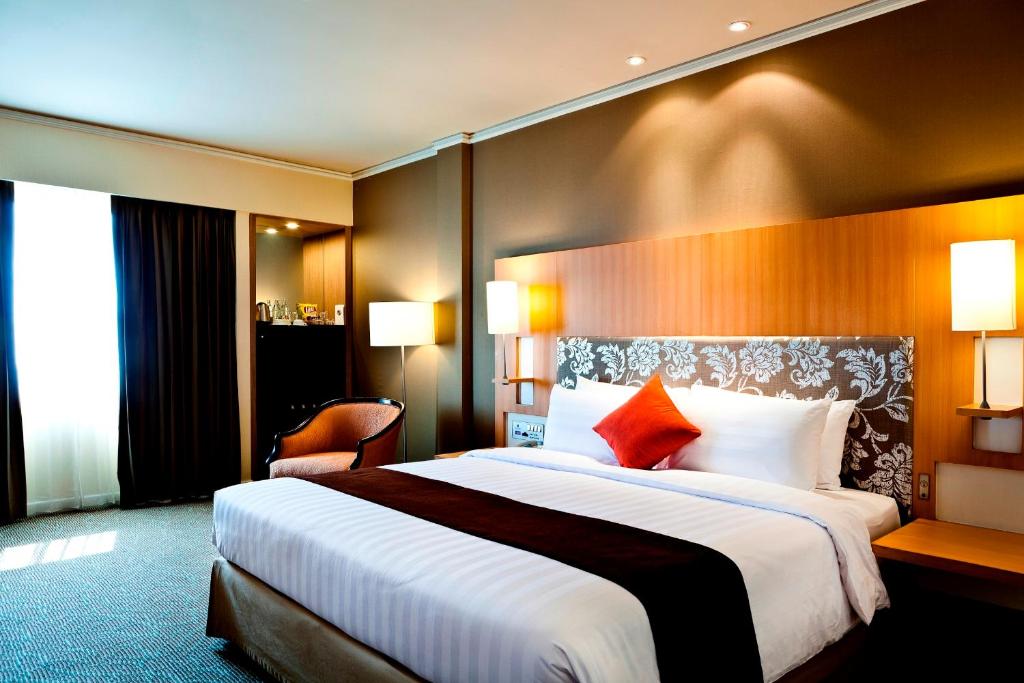 Двухместный (Staycation Offer - Superior Double or Twin Room with City View) отеля Royal Princess Larn Luang, Бангкок