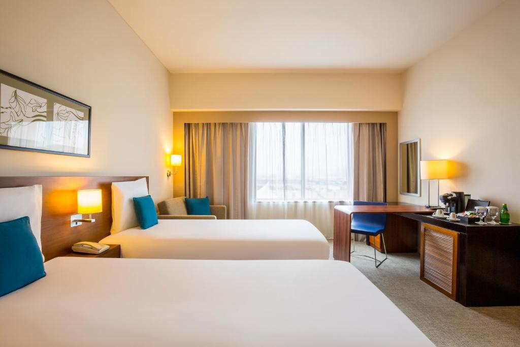 Трехместный (Улучшенный трехместный номер с 1 двуспальной кроватью и диваном-кроватью) отеля Novotel Deira City Centre, Дубай