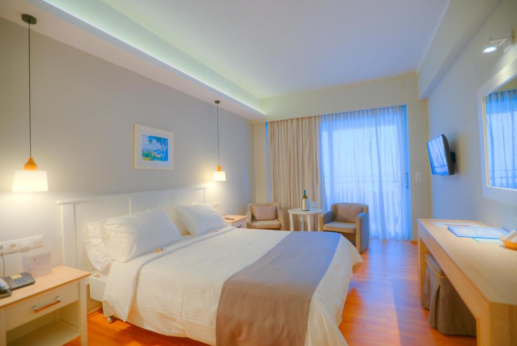 Двухместный (Двухместный номер с 1 кроватью или 2 отдельными кроватями, вид на горы) отеля Elea Beach Hotel, Дассия