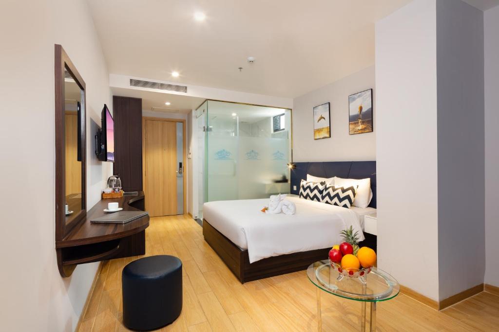 Двухместный (Улучшенный двухместный номер с 1 кроватью или 2 отдельными кроватями, вид на город) отеля Crown Hotel Nha Trang, Нячанг