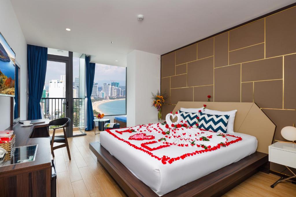 Двухместный (Номер Делюкс с кроватью размера «king-size») отеля Crown Hotel Nha Trang, Нячанг