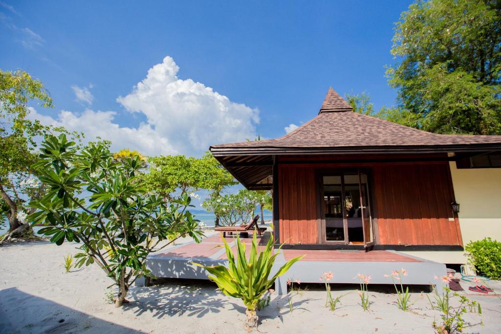 Вилла (Пляжная улучшенная вилла (первая линия)), Koh Mook Sivalai Beach Resort