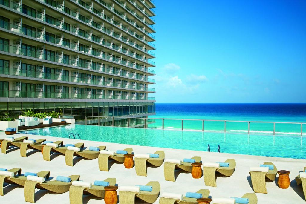 Двухместный (Привилегированный клубный номер Делюкс с кроватью размера «king-size» и видом на океан) курортного отеля Secrets The Vine Cancun All Inclusive - Adults Only, Канкун