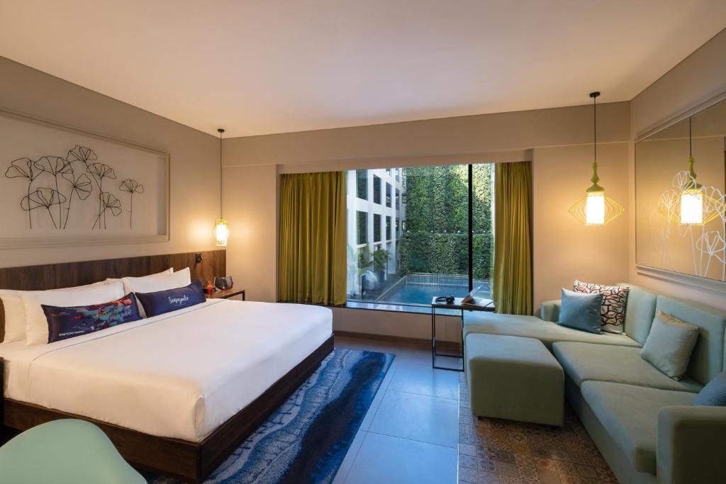 Двухместный (Pool View King, Sofabed with 15% discount on Food and Beverage) отеля Hyatt Place Goa Candolim, Кандолим