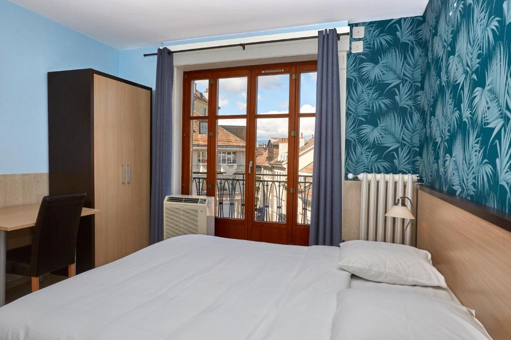 Двухместный (Стандартный двухместный номер с 1 кроватью) отеля Hotel Central, Женева