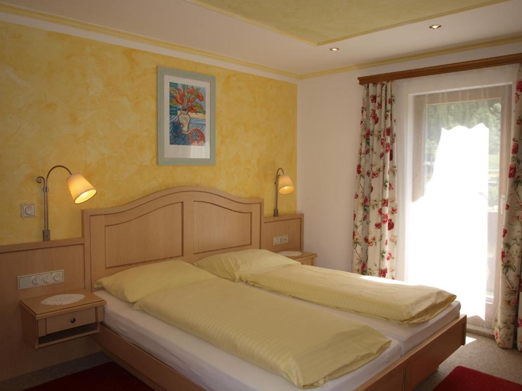 Двухместный (Двухместный номер с 1 кроватью или 2 отдельными кроватями и балконом) отеля Hotel-Restaurant Burgblick, Бад-Хофгаштайн