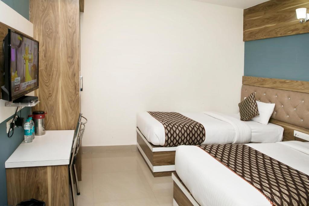 Двухместный (Superior Double Room (Free early check in at 8am)) отеля Ganges Grand, Варанаси