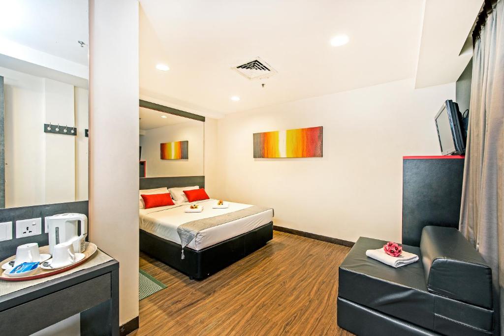 Трехместный (Улучшенный двухместный номер с 1 кроватью и диваном-кроватью) отеля Hotel 81 Heritage, Сингапур (город)