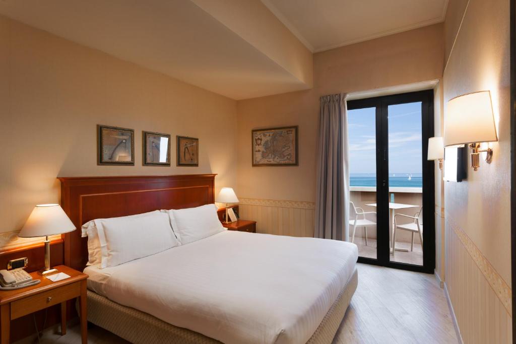 Двухместный (Улучшенный номер с балконом) отеля Holiday Inn Rimini Imperiale, Римини