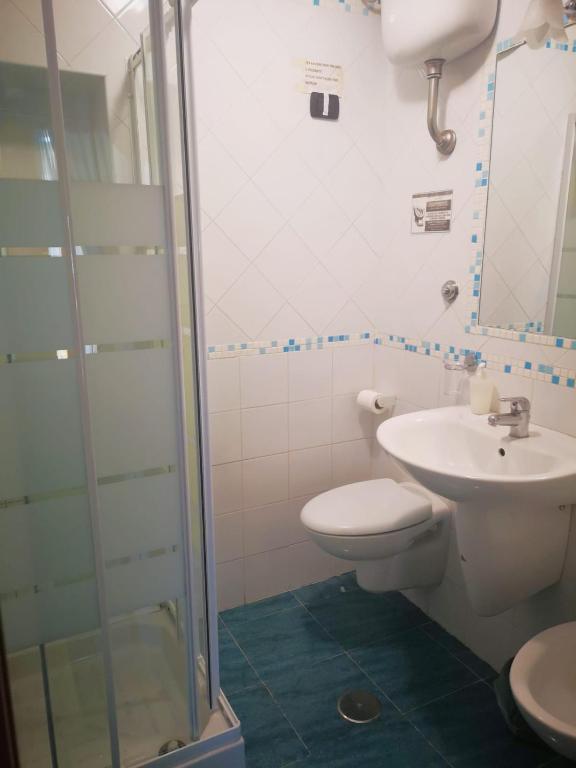 Двухместный (Двухместный номер эконом-класса с собственной ванной комнатой вне номера) отеля Bed & Breakfast Medea, Неаполь