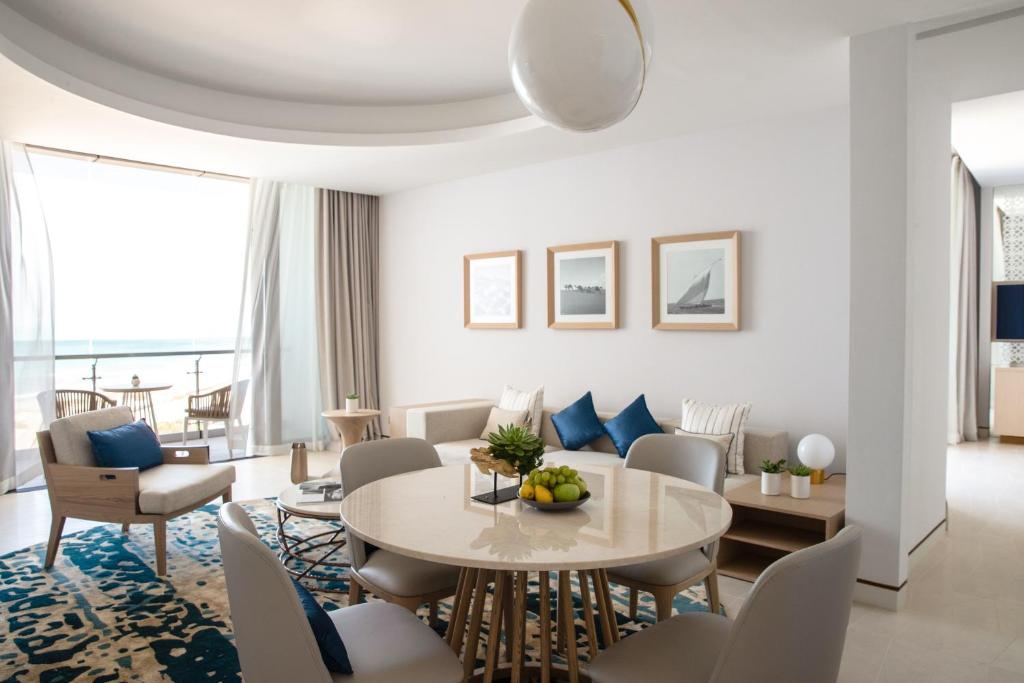 Сьюит (Семейный люкс «Океан» с 2 спальнями) курортного отеля Jumeirah at Saadiyat Island Resort, Абу-Даби