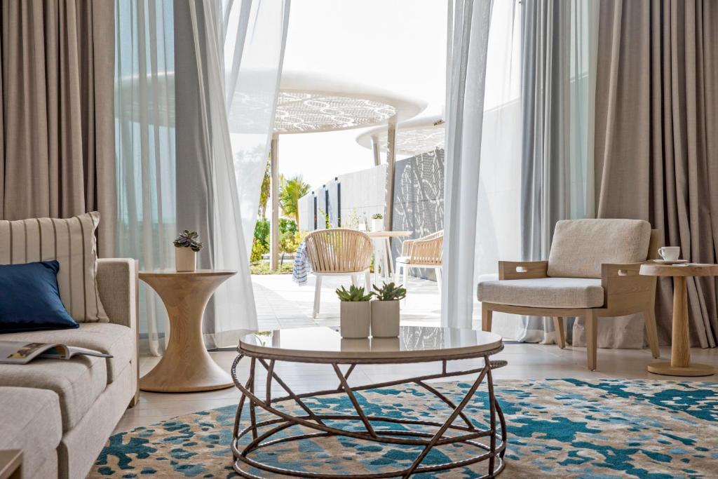 Сьюит (Люкс с террасой и видом на океан) курортного отеля Jumeirah at Saadiyat Island Resort, Абу-Даби
