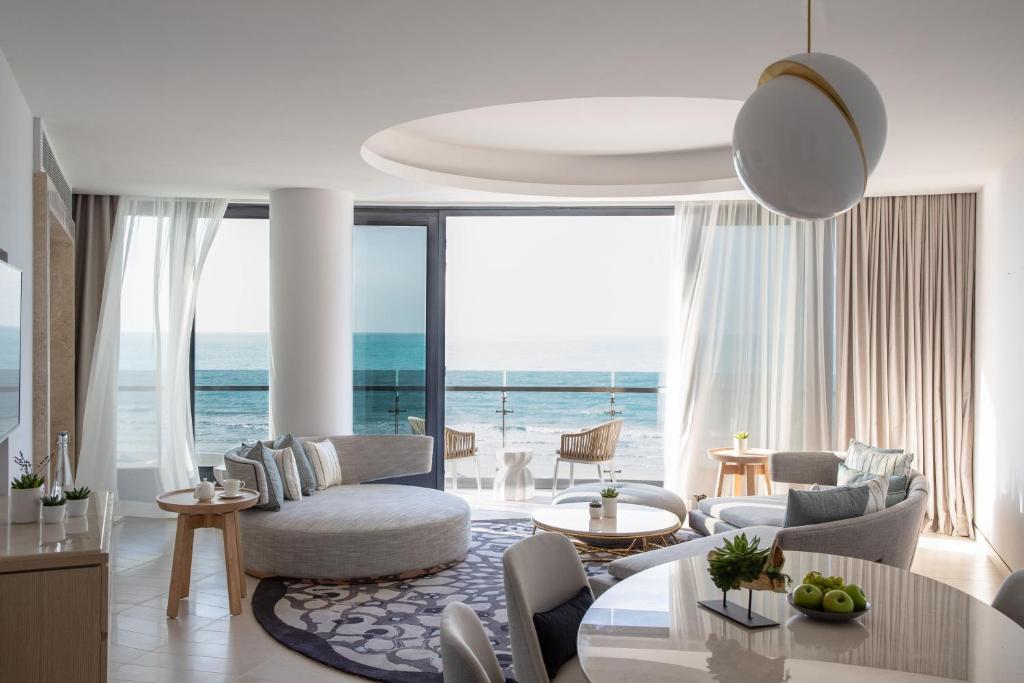 Сьюит (Люкс с панорамным видом на океан) курортного отеля Jumeirah at Saadiyat Island Resort, Абу-Даби