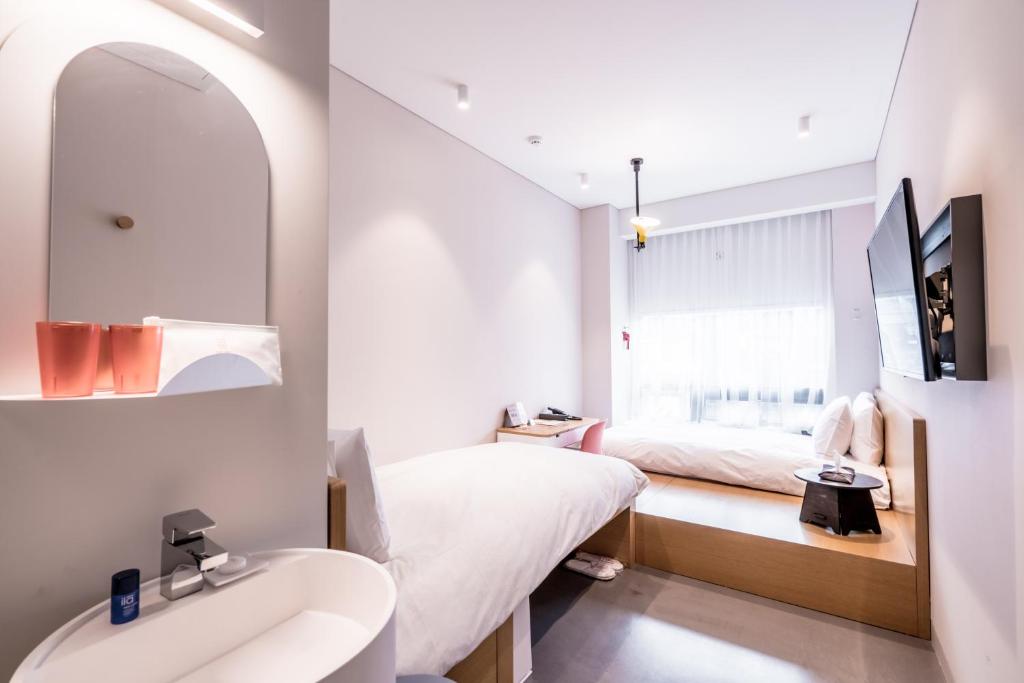 Двухместный (Стандартный двухместный номер с 2 отдельными кроватями - Случайно выбранный вариант) отеля Patio 7, Сеул