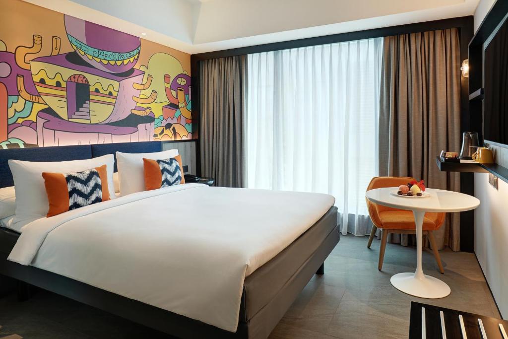 Двухместный (Улучшенный номер с кроватью размера «queen-size») отеля ibis Styles Jakarta Tanah Abang, Джакарта