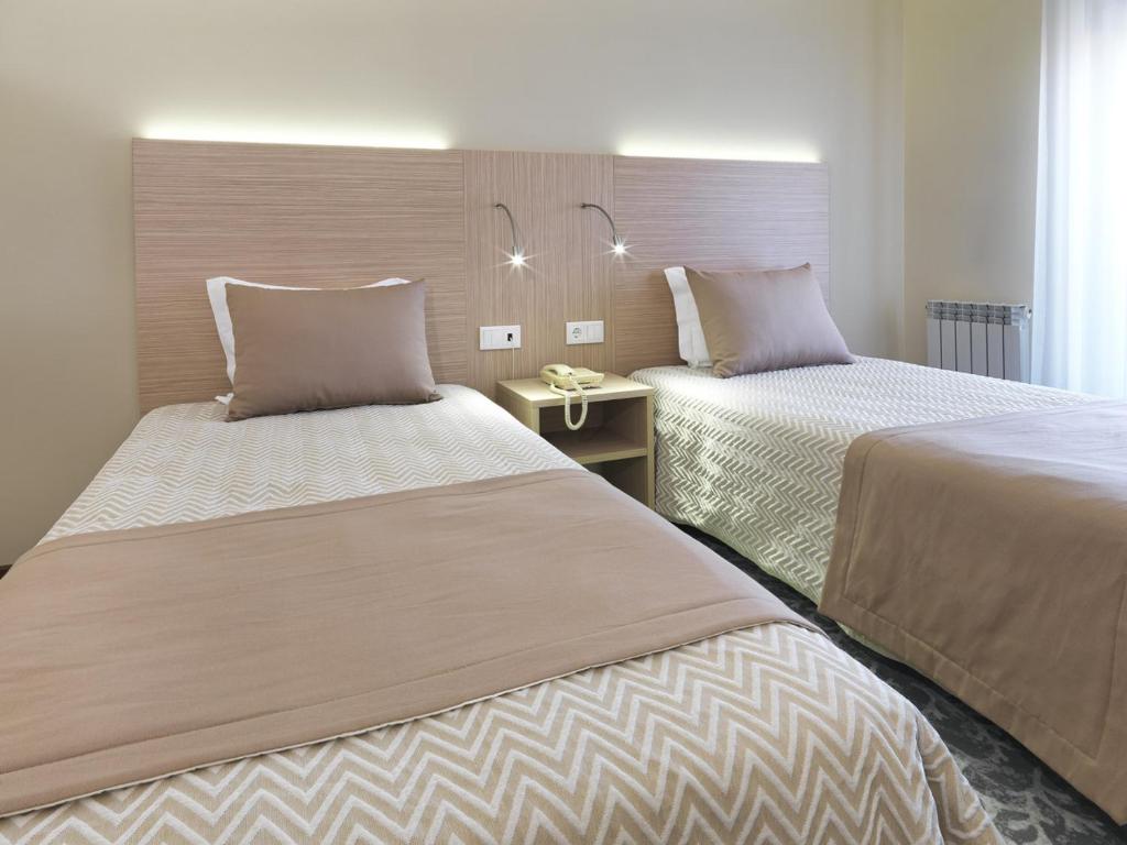Двухместный (Номер с 2 отдельными кроватями (для 1 взрослого)) отеля Hotel Santa Maria, Алкобаса